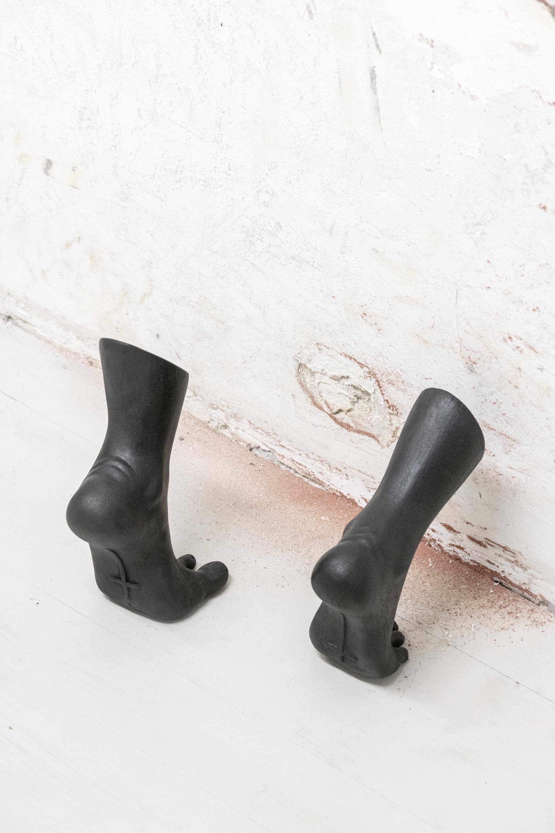 Céline Struger. Céline Struger A Blessing and a Burden (black) ceramics, 26 x 26 x 22 cm 2025. Close-up